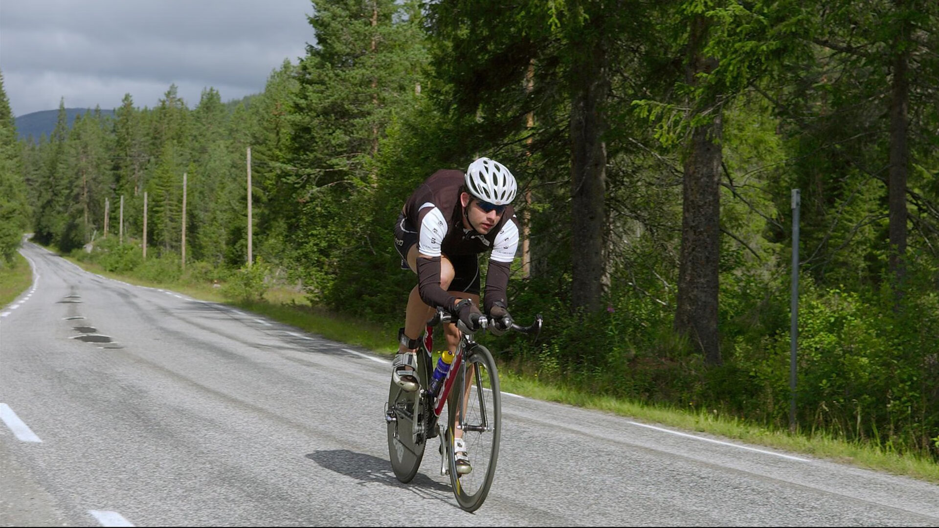 一球定江山，爱德华兹弧顶三分绝杀，活塞惊险收割掘金
